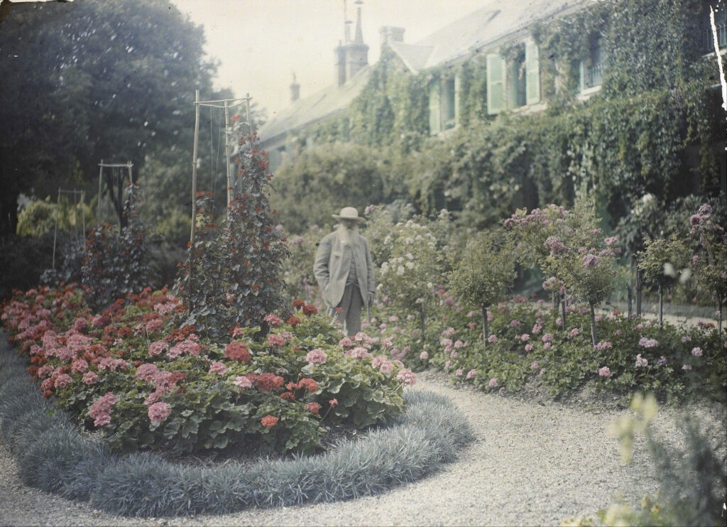 Claude_Monet_in_front_of_his_House_at_Giverny_-_Google_Art_Project