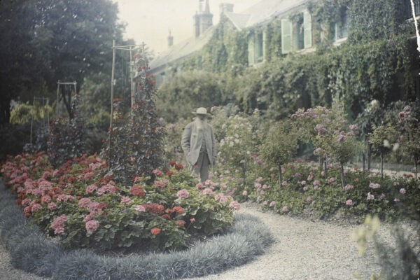 Claude_Monet_in_front_of_his_House_at_Giverny_-_Google_Art_Project